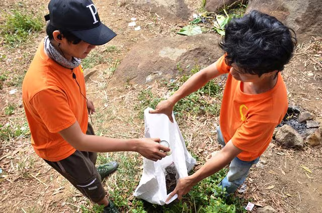 Hơn 400 phượt thủ mở chiến dịch "quét" rác trên núi Bà Đen ảnh 5 Hơn 400 phượt thủ mở chiến dịch "quét" rác trên núi Bà Đen ảnh 5