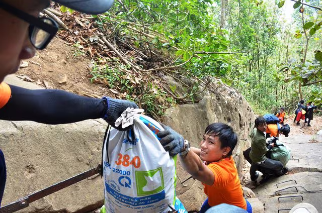 Hơn 400 phượt thủ mở chiến dịch "quét" rác trên núi Bà Đen ảnh 10 Hơn 400 phượt thủ mở chiến dịch "quét" rác trên núi Bà Đen ảnh 10