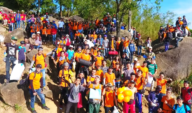 Hơn 400 phượt thủ mở chiến dịch "quét" rác trên núi Bà Đen ảnh 1 Hơn 400 phượt thủ mở chiến dịch "quét" rác trên núi Bà Đen ảnh 1