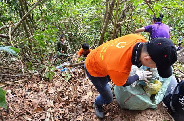 Hơn 400 phượt thủ mở chiến dịch "quét" rác trên núi Bà Đen ảnh 6 Hơn 400 phượt thủ mở chiến dịch "quét" rác trên núi Bà Đen ảnh 6
