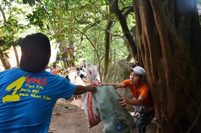 Hơn 400 phượt thủ mở chiến dịch "quét" rác trên núi Bà Đen ảnh 11 Hơn 400 phượt thủ mở chiến dịch "quét" rác trên núi Bà Đen ảnh 11