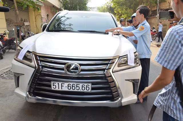 "Xế hộp" hơn 8 tỷ đồng bị lãnh đạo UBND quận 1 cho cẩu về trụ sở ảnh 7 "Xế hộp" hơn 8 tỷ đồng bị lãnh đạo UBND quận 1 cho cẩu về trụ sở ảnh 7