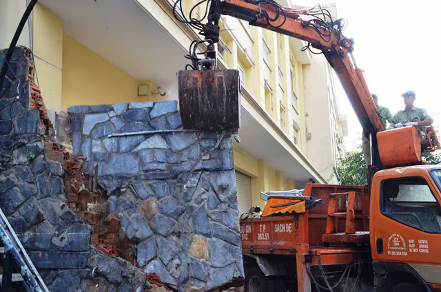 "Xế hộp" hơn 8 tỷ đồng bị lãnh đạo UBND quận 1 cho cẩu về trụ sở ảnh 5 "Xế hộp" hơn 8 tỷ đồng bị lãnh đạo UBND quận 1 cho cẩu về trụ sở ảnh 5