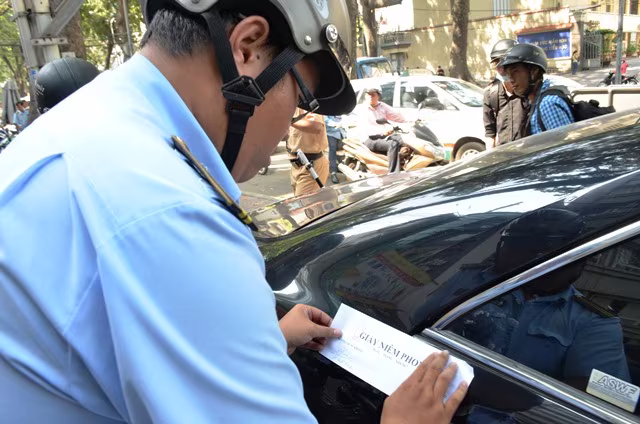 "Xế hộp" hơn 8 tỷ đồng bị lãnh đạo UBND quận 1 cho cẩu về trụ sở ảnh 9 "Xế hộp" hơn 8 tỷ đồng bị lãnh đạo UBND quận 1 cho cẩu về trụ sở ảnh 9