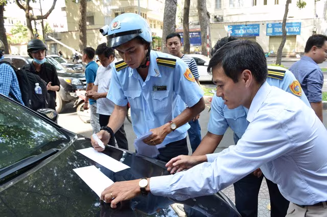 "Xế hộp" hơn 8 tỷ đồng bị lãnh đạo UBND quận 1 cho cẩu về trụ sở ảnh 8 "Xế hộp" hơn 8 tỷ đồng bị lãnh đạo UBND quận 1 cho cẩu về trụ sở ảnh 8
