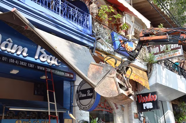 "Xế hộp" hơn 8 tỷ đồng bị lãnh đạo UBND quận 1 cho cẩu về trụ sở ảnh 4 "Xế hộp" hơn 8 tỷ đồng bị lãnh đạo UBND quận 1 cho cẩu về trụ sở ảnh 4