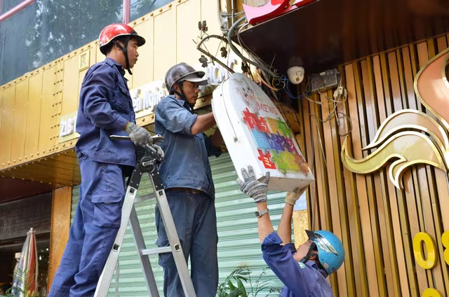 "Xế hộp" hơn 8 tỷ đồng bị lãnh đạo UBND quận 1 cho cẩu về trụ sở ảnh 2 "Xế hộp" hơn 8 tỷ đồng bị lãnh đạo UBND quận 1 cho cẩu về trụ sở ảnh 2