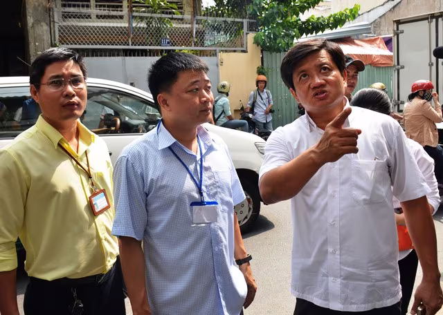 Quận 1 phá bỏ bậc thềm khách sạn 5 sao New World ảnh 1 Quận 1 phá bỏ bậc thềm khách sạn 5 sao New World ảnh 1