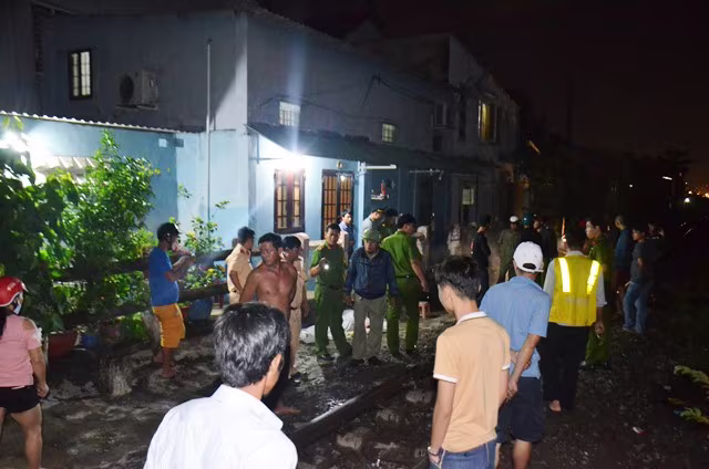 Người đàn ông ngồi trên đường ray bị tàu hỏa tông tử vong ảnh 1 Người đàn ông ngồi trên đường ray bị tàu hỏa tông tử vong ảnh 1