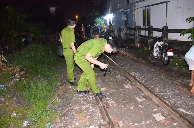 Người đàn ông ngồi trên đường ray bị tàu hỏa tông tử vong ảnh 2 Người đàn ông ngồi trên đường ray bị tàu hỏa tông tử vong ảnh 2