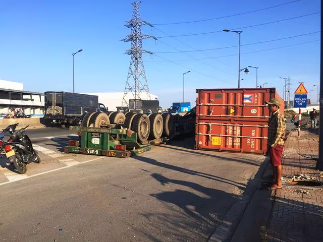 Xe container lại lật trên đường Võ Chí Công ảnh 1 Xe container lại lật trên đường Võ Chí Công ảnh 1