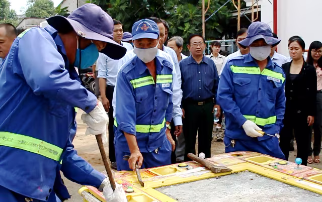 Tiêu hủy hàng chục máy đánh bạc "hút máu" dân chơi ảnh 2