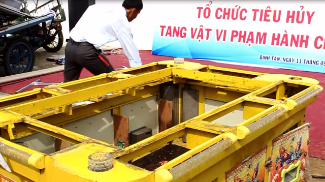 Tiêu hủy hàng chục máy đánh bạc "hút máu" dân chơi ảnh 3