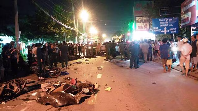 Xe này còn lao tới tông trúng 3 ô tô, trong đó 2 chạy cùng chiều và 1 ô tô chạy ngược chiều. Vụ việc khiến các phương tiện trong vụ va chạm hư hỏng nặng nhiều phần. Xe này còn lao tới tông trúng 3 ô tô, trong đó 2 chạy cùng chiều và 1 ô tô chạy ngược chiều. Vụ việc khiến các phương tiện trong vụ va chạm hư hỏng nặng nhiều phần.