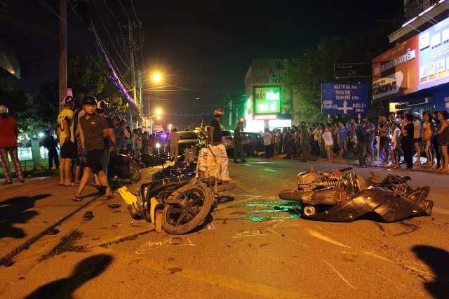 Theo lãnh đạo Công an quận 12 cho hay, do hiện trường rộng và nhiều xe bị nạn nên chưa xác định được nguyên nhân trực tiếp. Hiện nguyên nhân vụ tai nạn nghiêm trọng này đang được cơ quan chức năng điều tra, làm rõ. Theo lãnh đạo Công an quận 12 cho hay, do hiện trường rộng và nhiều xe bị nạn nên chưa xác định được nguyên nhân trực tiếp. Hiện nguyên nhân vụ tai nạn nghiêm trọng này đang được cơ quan chức năng điều tra, làm rõ.