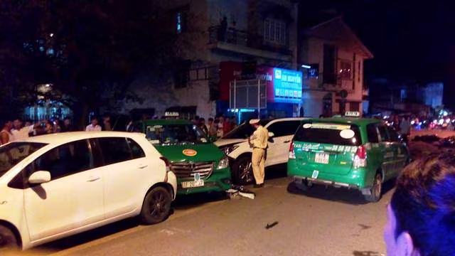 Khoảng 20h tối 22-7, người dân trên đường Hà Huy Giáp, đoạn qua địa bàn phường Thạnh Lộc, quận 12, nghe tiếng động lớn ngoài người nên chạy ra xem. Khoảng 20h tối 22-7, người dân trên đường Hà Huy Giáp, đoạn qua địa bàn phường Thạnh Lộc, quận 12, nghe tiếng động lớn ngoài người nên chạy ra xem.