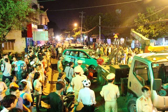 Lực lượng chức năng quận 12 cũng có mặt, phân luồng giao thông, xử lý hiện trường. Ban đầu danh tính 2 nạn nhân tử vong là anh Lê Công (SN 1954, ngụ tỉnh Cần Thơ) và cháu Đoàn Tuấn A (SN 2002, ngụ quận 12). Lực lượng chức năng quận 12 cũng có mặt, phân luồng giao thông, xử lý hiện trường. Ban đầu danh tính 2 nạn nhân tử vong là anh Lê Công (SN 1954, ngụ tỉnh Cần Thơ) và cháu Đoàn Tuấn A (SN 2002, ngụ quận 12).