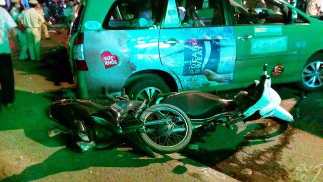 Vụ việc khiến 1 người đi xe máy tử vong, khoảng 10 người khác bị thương nặng được mọi người đưa đi bệnh viện cấp cứu. Tuy nhiên, đến 23h45, thông tin từ bệnh viện Quân Y 175, quận Gò Vấp, có thêm một nạn nhân tử vong. Vụ việc khiến 1 người đi xe máy tử vong, khoảng 10 người khác bị thương nặng được mọi người đưa đi bệnh viện cấp cứu. Tuy nhiên, đến 23h45, thông tin từ bệnh viện Quân Y 175, quận Gò Vấp, có thêm một nạn nhân tử vong.