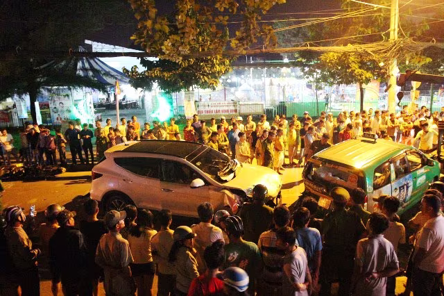 P Theo ghi nhận ban đầu của PV, 1 ô tô mang BKS Bình Dương chạy trên đường Hà Huy Giáp, hướng từ huyện Hóc Môn đi cầu vượt Ngã tư Ga. P Theo ghi nhận ban đầu của PV, 1 ô tô mang BKS Bình Dương chạy trên đường Hà Huy Giáp, hướng từ huyện Hóc Môn đi cầu vượt Ngã tư Ga.