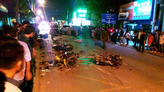 Khi gần đến giao lộ Tô Ngọc Vân – Hà Huy Giáp thì phương tiện này lao thẳng vào khoảng 9 xe máy, đang chạy cùng chiều và ngược chiều. Khi gần đến giao lộ Tô Ngọc Vân – Hà Huy Giáp thì phương tiện này lao thẳng vào khoảng 9 xe máy, đang chạy cùng chiều và ngược chiều.