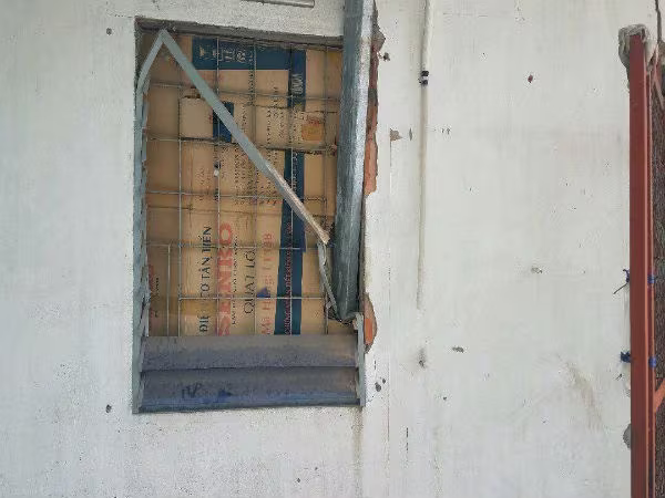 Thanh sắt "khủng" rơi từ công trình xây dựng, 2 mẹ con thoát chết trong gang tấc ảnh 2 Thanh sắt "khủng" rơi từ công trình xây dựng, 2 mẹ con thoát chết trong gang tấc ảnh 2