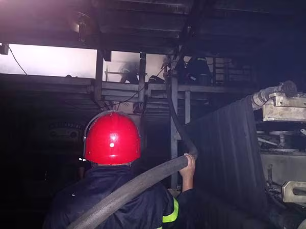 Cháy lớn ở công ty hóa chất nằm sâu trong ngõ hẹp ảnh 2