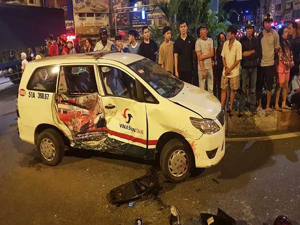 Nữ lái ô tô gây tai nạn liên hoàn trên phố ảnh 3