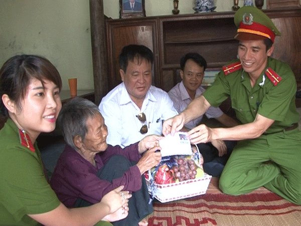 Tri ân những Bà mẹ Việt Nam Anh hùng và các gia đình chính sách ảnh 4 Tri ân những Bà mẹ Việt Nam Anh hùng và các gia đình chính sách ảnh 4