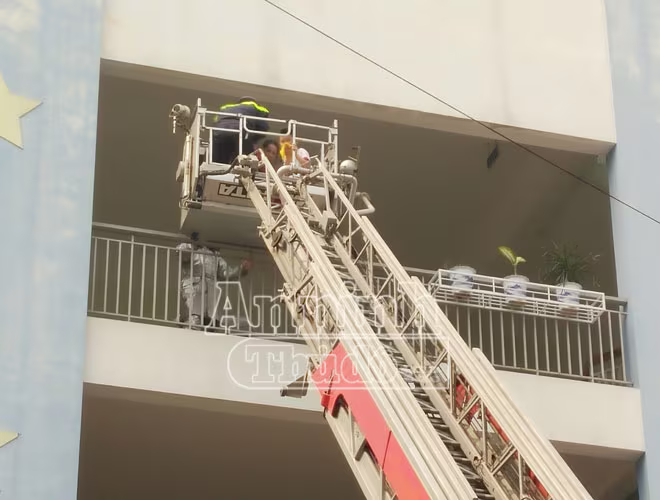 Cần cẩu vươn nhanh chóng tiếp cận vị trí người bị nạn, hỗ trợ đưa các em ra khỏi khu vực nguy hiểm. Cần cẩu vươn nhanh chóng tiếp cận vị trí người bị nạn, hỗ trợ đưa các em ra khỏi khu vực nguy hiểm.