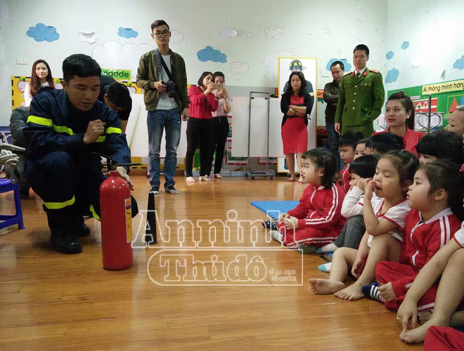 Các em được hướng dẫn về vai trò và tác dụng của bình cứu hỏa trong mỗi gia đình Các em được hướng dẫn về vai trò và tác dụng của bình cứu hỏa trong mỗi gia đình