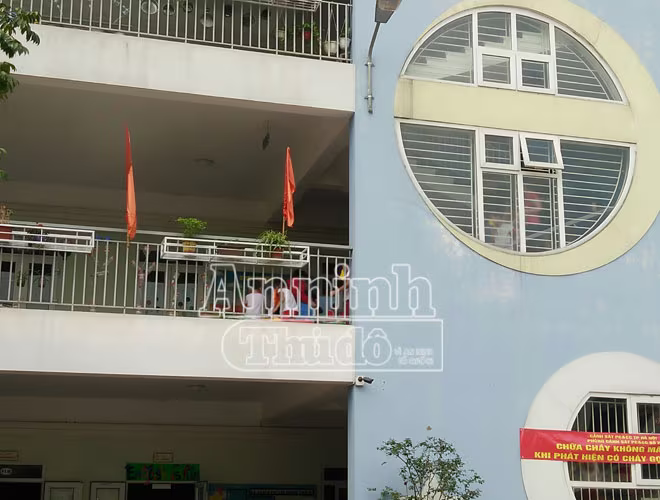 Khi chuông báo cháy vang lên, các lớp nhanh chóng tổ chức di chuyển xuống phía dưới... Khi chuông báo cháy vang lên, các lớp nhanh chóng tổ chức di chuyển xuống phía dưới...