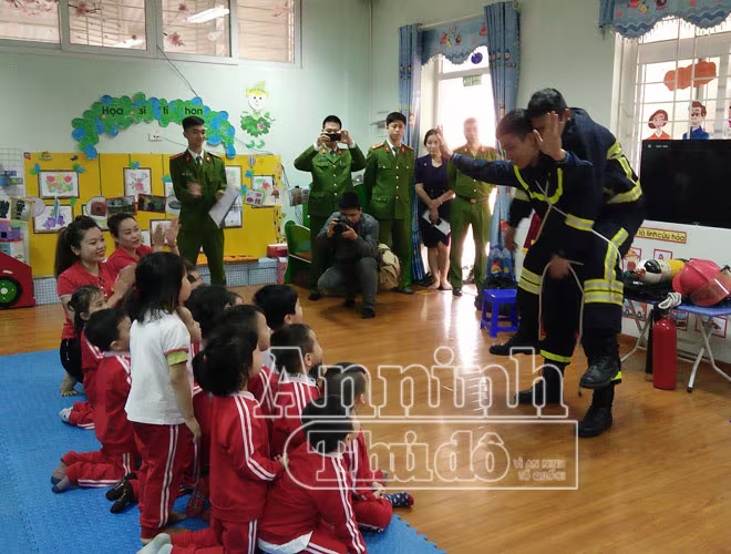 Các em học sinh lớp Mẫu giáo bé 1 được xem các chú Cảnh sát PCCC thực hiện thao tác cõng người bị nạn Các em học sinh lớp Mẫu giáo bé 1 được xem các chú Cảnh sát PCCC thực hiện thao tác cõng người bị nạn