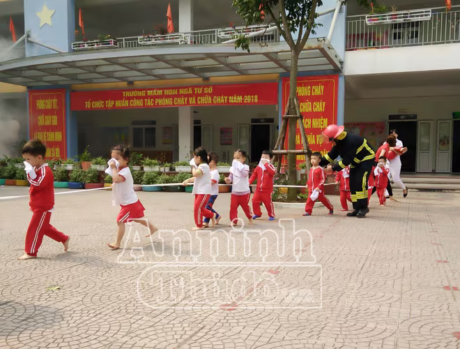 Để tránh xô đẩy, thất lạc trong lúc hỗn loạn, các em được hướng dẫn đi bám vào dây dưới sự hỗ trợ của cảnh sát PCCC và các cô giáo Để tránh xô đẩy, thất lạc trong lúc hỗn loạn, các em được hướng dẫn đi bám vào dây dưới sự hỗ trợ của cảnh sát PCCC và các cô giáo