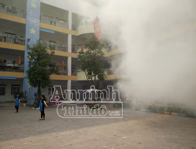 Các em học sinh và cô giáo được tham gia trực tiếp vào tình huống giả định khi xảy ra cháy trong nhà trường... Các em học sinh và cô giáo được tham gia trực tiếp vào tình huống giả định khi xảy ra cháy trong nhà trường...