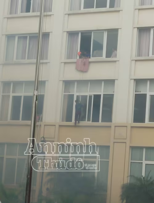 Một người dân được Cảnh sát PCCC hỗ trợ thoát nạn bằng dây Một người dân được Cảnh sát PCCC hỗ trợ thoát nạn bằng dây