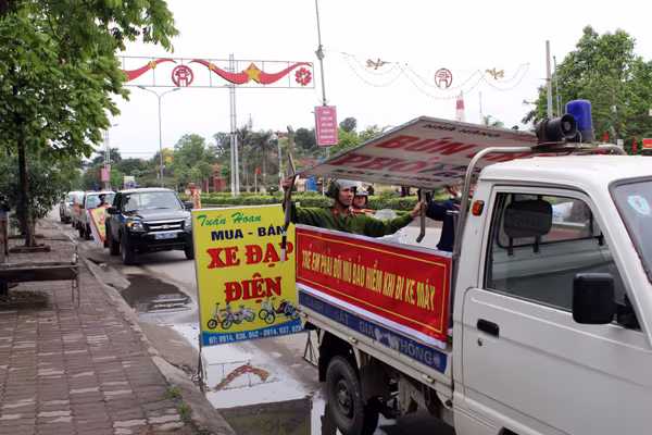 Đa số học sinh  đội mũ bảo hiểm khi điều khiển xe đạp điện ảnh 4