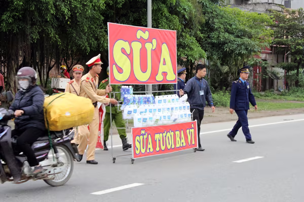 Đa số học sinh  đội mũ bảo hiểm khi điều khiển xe đạp điện ảnh 6