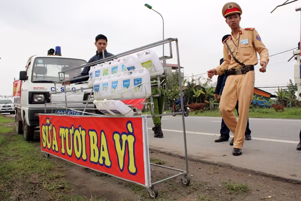 Đa số học sinh  đội mũ bảo hiểm khi điều khiển xe đạp điện ảnh 7