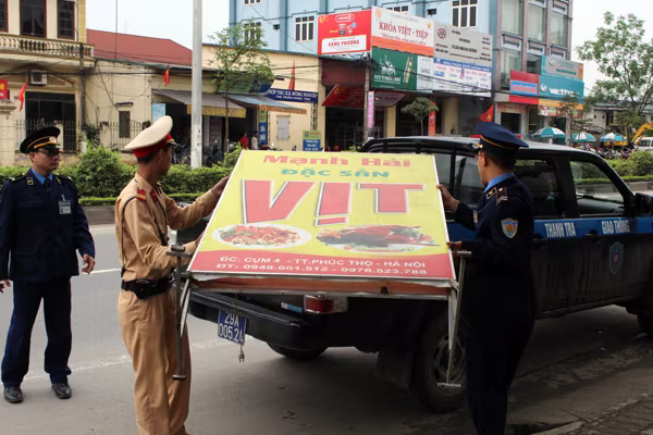 Đa số học sinh  đội mũ bảo hiểm khi điều khiển xe đạp điện ảnh 5