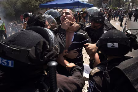 Những người biểu tình Afghanistan đốt cờ và hình ảnh ông Obama tại Kabul ngày 16/9. Ảnh: Reuters