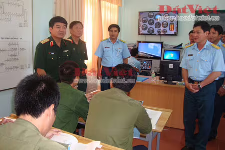 Trung tướng Võ Văn Tuấn kiểm tra buồng tập lái máy bay huấn luyện cánh quạt Yak-52 của Trung đoàn 920 (Trường Sĩ quan Không quân) thiết kế, chế tạo. Trung tướng Võ Văn Tuấn kiểm tra Kiểm tra thiết bị mô phòng chỉ huy dẫn đường bay tại lớp học học viên bay K39. Trung tướng Võ Văn Tuấn kiểm tra buồng tập lái máy bay huấn luyện cánh quạt Yak-52 của Trung đoàn 920 (Trường Sĩ quan Không quân) thiết kế, chế tạo. Trung tướng Võ Văn Tuấn kiểm tra Kiểm tra thiết bị mô phòng chỉ huy dẫn đường bay tại lớp học học viên bay K39.