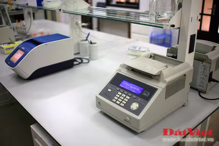 Phòng giám đinh nhận dạng ADN của Viện Pháp y Quân đội được chuyển giao kỹ thuật từ phòng giám đinh nhận dạng ADN của quân đội Mỹ (Armed Force DNA Identification Laboratory - AFDIL), và trước đó là của Viện Công nghệ Sinh học - thuộc Viện Khoa học Việt Nam. Nơi đây trang bị hàng chục loại máy móc hiện đại khác nhau như máy nhân gien, máy li tâm, máy điện di, máy giải trình tự AND… Có hai phương pháp phân tích ADN thường được sử dụng, đó là phân tích ADN nhân và phân tích ADN ty thể, trong đó phương pháp thứ hai đang được lựa chọn sử dụng trong giám định hài cốt liệt sĩ ở Viện Pháp y Quân đội. Việc thực hiện giám định được thực hiện trên cơ sở lấy mẫu ADN từ hài cốt liệt sĩ để đối chiếu với mẫu thân nhân - được lấy của những người có quan hệ theo dòng mẹ với liệt sĩ. Quá trình tách chiết mẫu sinh phẩm từ hài cốt là khâu quan trọng, quyết định sự thành công hay thất bại của quá trình phân tích ADN. Mẫu sinh phẩm sau khi tách chiết được chứa trong những lọ nhỏ xếp trong khay. Sau khi tách chiết, mẫu được đưa vào máy giải trình tự ADN – được coi là “linh hồn” của Labo, được kết nối với máy tính. Chiếc máy này có thể xử lý cùng lúc nhiều mẫu sinh phẩm. Kết quả của quá trình giải trình tự ADN sẽ hiển thị trên máy tính, từ đó các chuyên gia sẽ đối chiếu để xác định hài cốt có đúng là liệt sĩ của gia đình yêu cầu thực hiện giám định hay không. So với phương pháp phân tích ADN nhân, phân tích ADN ty thể là phương pháp đạt tỉ lệ chính xác cao hơn, nhưng cũng rất phức tạp và tốn kém hơn nhiều. Chỉ tính riêng chi phí dành cho các loại hóa nhất nhập từ nước ngoài đã lên đến 10-15 triệu đồng cho mỗi ca giám định. Thời gian để hoàn thành mỗi ca giám định kéo dài 4 – 6 tuần. Theo ThS. Nguyễn Lê Cát, có rất nhiều trường hợp thân nhân liệt sĩ mang mẫu đến giám định tại Viện Pháp y Quân đội dựa vào phương pháp ngoại cảm - một phương pháp có lẽ được áp dụng duy nhất tại Việt Nam, không có bất cứ một nước nào trên thế giới áp dụng. Một số gia đình đã đem đến những mẩu xương tìm được bằng phương pháp ngoại cảm, được cho là của liệt sĩ, nhưng thực chất không phải xương người. Tỉ lệ chính xác của phương pháp xác định hài cốt liệt sĩ bằng ngoại cảm là rất thấp. Việc giám định gien là phương pháp đáng tin cậy nhất nhất giúp gia đình liệt sĩ xác định đúng danh tính người thân để đưa về nơi chôn rau cắt rốn. Đó là niềm hạnh phúc vô cùng to lớn đối với gia đình và họ hàng của liệt sĩ. Có thể ví von, mỗi ca giám định thành công là một sự “khai sinh lần thứ hai” đối với liệt sĩ. Chị Nguyễn Thị Hoa, một nhân viên giám định của Viện Pháp y Quân đội chia sẻ về công việc của mình: “Đây là một việc làm rất thiết thực với các gia đình liệt sĩ nói riêng, cũng như toàn thể xã hội nói chung. Tôi rất yêu quý và trân trọng công việc mà mình đang được giao phó”. Phòng giám đinh nhận dạng ADN của Viện Pháp y Quân đội được chuyển giao kỹ thuật từ phòng giám đinh nhận dạng ADN của quân đội Mỹ (Armed Force DNA Identification Laboratory - AFDIL), và trước đó là của Viện Công nghệ Sinh học - thuộc Viện Khoa học Việt Nam. Nơi đây trang bị hàng chục loại máy móc hiện đại khác nhau như máy nhân gien, máy li tâm, máy điện di, máy giải trình tự AND… Có hai phương pháp phân tích ADN thường được sử dụng, đó là phân tích ADN nhân và phân tích ADN ty thể, trong đó phương pháp thứ hai đang được lựa chọn sử dụng trong giám định hài cốt liệt sĩ ở Viện Pháp y Quân đội. Việc thực hiện giám định được thực hiện trên cơ sở lấy mẫu ADN từ hài cốt liệt sĩ để đối chiếu với mẫu thân nhân - được lấy của những người có quan hệ theo dòng mẹ với liệt sĩ. Quá trình tách chiết mẫu sinh phẩm từ hài cốt là khâu quan trọng, quyết định sự thành công hay thất bại của quá trình phân tích ADN. Mẫu sinh phẩm sau khi tách chiết được chứa trong những lọ nhỏ xếp trong khay. Sau khi tách chiết, mẫu được đưa vào máy giải trình tự ADN – được coi là “linh hồn” của Labo, được kết nối với máy tính. Chiếc máy này có thể xử lý cùng lúc nhiều mẫu sinh phẩm. Kết quả của quá trình giải trình tự ADN sẽ hiển thị trên máy tính, từ đó các chuyên gia sẽ đối chiếu để xác định hài cốt có đúng là liệt sĩ của gia đình yêu cầu thực hiện giám định hay không. So với phương pháp phân tích ADN nhân, phân tích ADN ty thể là phương pháp đạt tỉ lệ chính xác cao hơn, nhưng cũng rất phức tạp và tốn kém hơn nhiều. Chỉ tính riêng chi phí dành cho các loại hóa nhất nhập từ nước ngoài đã lên đến 10-15 triệu đồng cho mỗi ca giám định. Thời gian để hoàn thành mỗi ca giám định kéo dài 4 – 6 tuần. Theo ThS. Nguyễn Lê Cát, có rất nhiều trường hợp thân nhân liệt sĩ mang mẫu đến giám định tại Viện Pháp y Quân đội dựa vào phương pháp ngoại cảm - một phương pháp có lẽ được áp dụng duy nhất tại Việt Nam, không có bất cứ một nước nào trên thế giới áp dụng. Một số gia đình đã đem đến những mẩu xương tìm được bằng phương pháp ngoại cảm, được cho là của liệt sĩ, nhưng thực chất không phải xương người. Tỉ lệ chính xác của phương pháp xác định hài cốt liệt sĩ bằng ngoại cảm là rất thấp. Việc giám định gien là phương pháp đáng tin cậy nhất nhất giúp gia đình liệt sĩ xác định đúng danh tính người thân để đưa về nơi chôn rau cắt rốn. Đó là niềm hạnh phúc vô cùng to lớn đối với gia đình và họ hàng của liệt sĩ. Có thể ví von, mỗi ca giám định thành công là một sự “khai sinh lần thứ hai” đối với liệt sĩ. Chị Nguyễn Thị Hoa, một nhân viên giám định của Viện Pháp y Quân đội chia sẻ về công việc của mình: “Đây là một việc làm rất thiết thực với các gia đình liệt sĩ nói riêng, cũng như toàn thể xã hội nói chung. Tôi rất yêu quý và trân trọng công việc mà mình đang được giao phó”.