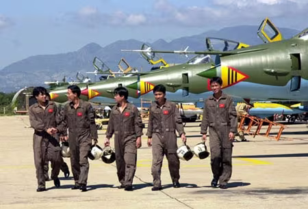Phi công điều khiển Su-22M4 Trung đoàn 937 sau chuyến bay nhiệm vụ.