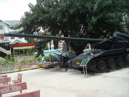 M-107 tại Bảo tàng chứng tích chiến tranh.