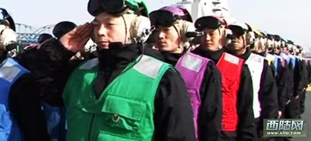 Giải mã sắc phục nhân viên tàu sân bay Trung Quốc ảnh 4