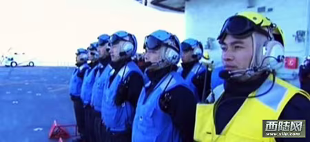 Nếu chú ý, chúng ta có thể phát hiện trang phục của sĩ quan boong tàu có 5 loại màu sắc khác nhau, rất dễ nhận thấy bằng mắt thường. Việc phân chia nhiệm vụ và tên gọi trong biên chế trên tàu Liêu Ninh, về cơ bản dựa theo người Mỹ - quốc gia có kinh nghiệm vận hành và khai thác tàu sân bay nhiều nhất thế giới hiện nay. Các sĩ quan trên tàu sân bay mang y phục theo màu sắc khác nhau, điều này hoàn toàn khác hẳn với quân phục truyền thống của các tàu chiến loại khác từng có trong Hải quân Trung Quốc. Theo một sĩ quan trên tàu Liêu Ninh: “Những sĩ quan mặc áo màu tím phụ trách vấn đề tiếp dầu. Những sĩ quan áo màu đỏ chịu trách nhiệm về an toàn khi bay như vấn đề treo móc vũ khí, áo màu lục chịu trách nhiệm bảo trì máy bay và hướng dẫn cất hạ cánh. Màu lam làm nhiệm vụ điều tiết việc vận chuyển nội bộ trên tàu sân bay. Các sĩ quan mặc áo màu trắng là những người phụ trách về quân y, cứu hộ hoặc các nhiệm vụ lâm thời khác trên boong, các sĩ quan chỉ huy mặc áo màu vàng. Màu nâu là sĩ quan cơ vụ. Áo màu lục chịu trách nhiệm bảo trì máy bay và hướng dẫn cất hạ cánh. Quan sát tiêm kích hạ cánh trên tàu sân bay. Màu lam phụ trách vận chuyển, màu vàng là sĩ quan chỉ huy. Một nhân viên mặc áo màu lam di chuyển trên xe đặc chủng. Phụ trách tiếp dầu. Màu vàng là sĩ quan chỉ huy. Ra lệnh cất cánh. Các sĩ quan mặc áo màu trắng là những người phụ trách về quân y, cứu hộ hoặc các nhiệm vụ lâm thời khác trên boong.