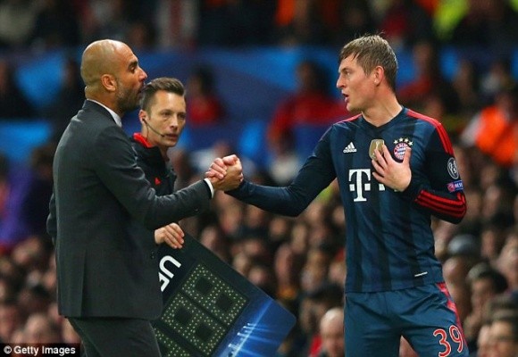 Toni Kroos “hục hặc” với HLV Pep Guardiola khi rời sân ảnh 1 Toni Kroos “hục hặc” với HLV Pep Guardiola khi rời sân ảnh 1