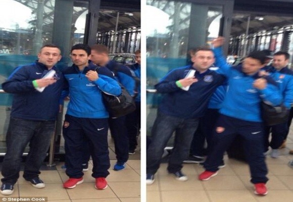 Sao Arsenal bị fan Everton “chọc ngoáy” sau thảm bại ảnh 1 Sao Arsenal bị fan Everton “chọc ngoáy” sau thảm bại ảnh 1