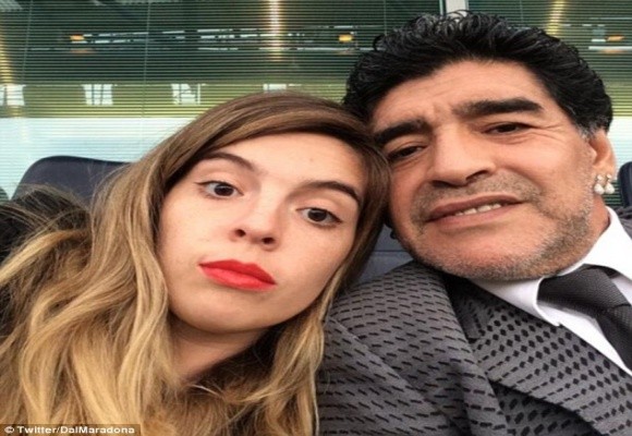 Maradona cùng con gái chụp ảnh “tự sướng” trên khán đài Stamford Bridge ảnh 1 Maradona cùng con gái chụp ảnh “tự sướng” trên khán đài Stamford Bridge ảnh 1