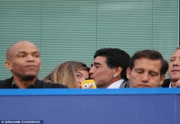 Maradona cùng con gái chụp ảnh “tự sướng” trên khán đài Stamford Bridge ảnh 2 Maradona cùng con gái chụp ảnh “tự sướng” trên khán đài Stamford Bridge ảnh 2